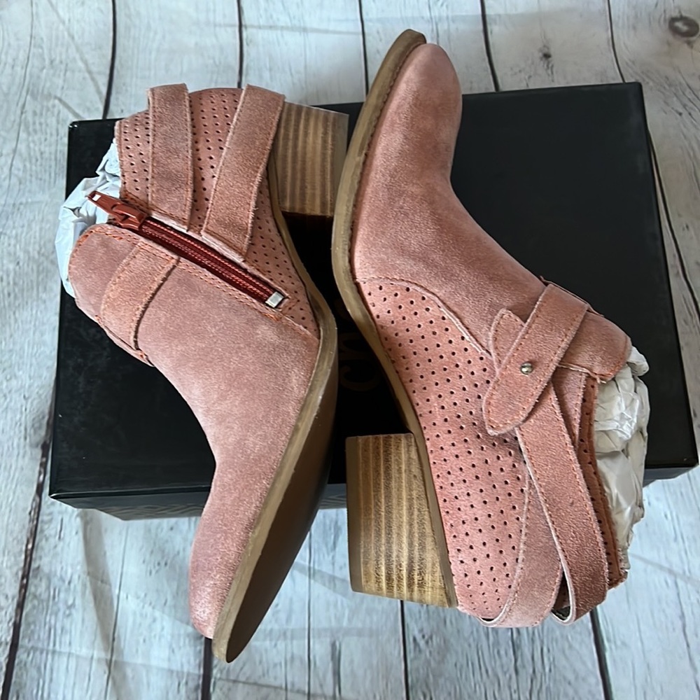 BLOCK HEEL ZIP UP SUEDE BOOTIE